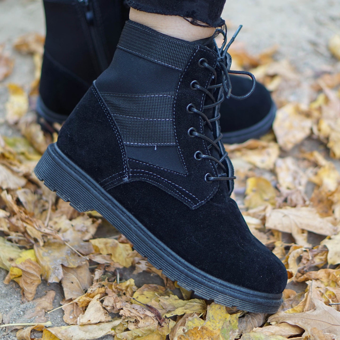 Черни велурени боти Paride