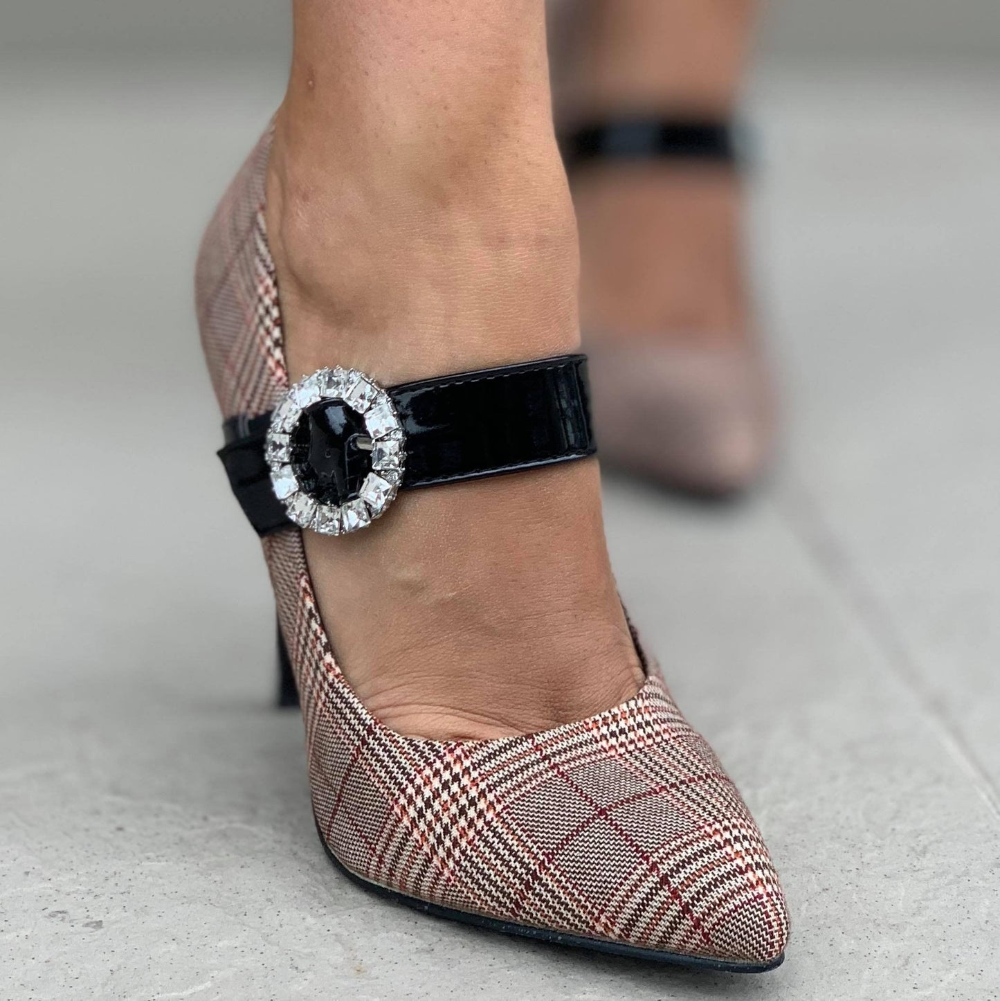 Дамски елегантни обувки с брошка на ток Ilida - Apricot