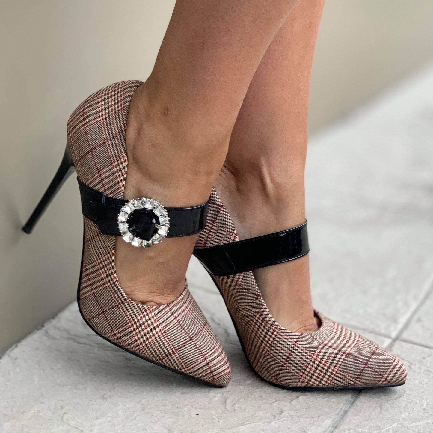 Дамски елегантни обувки с брошка на ток Ilida - Apricot