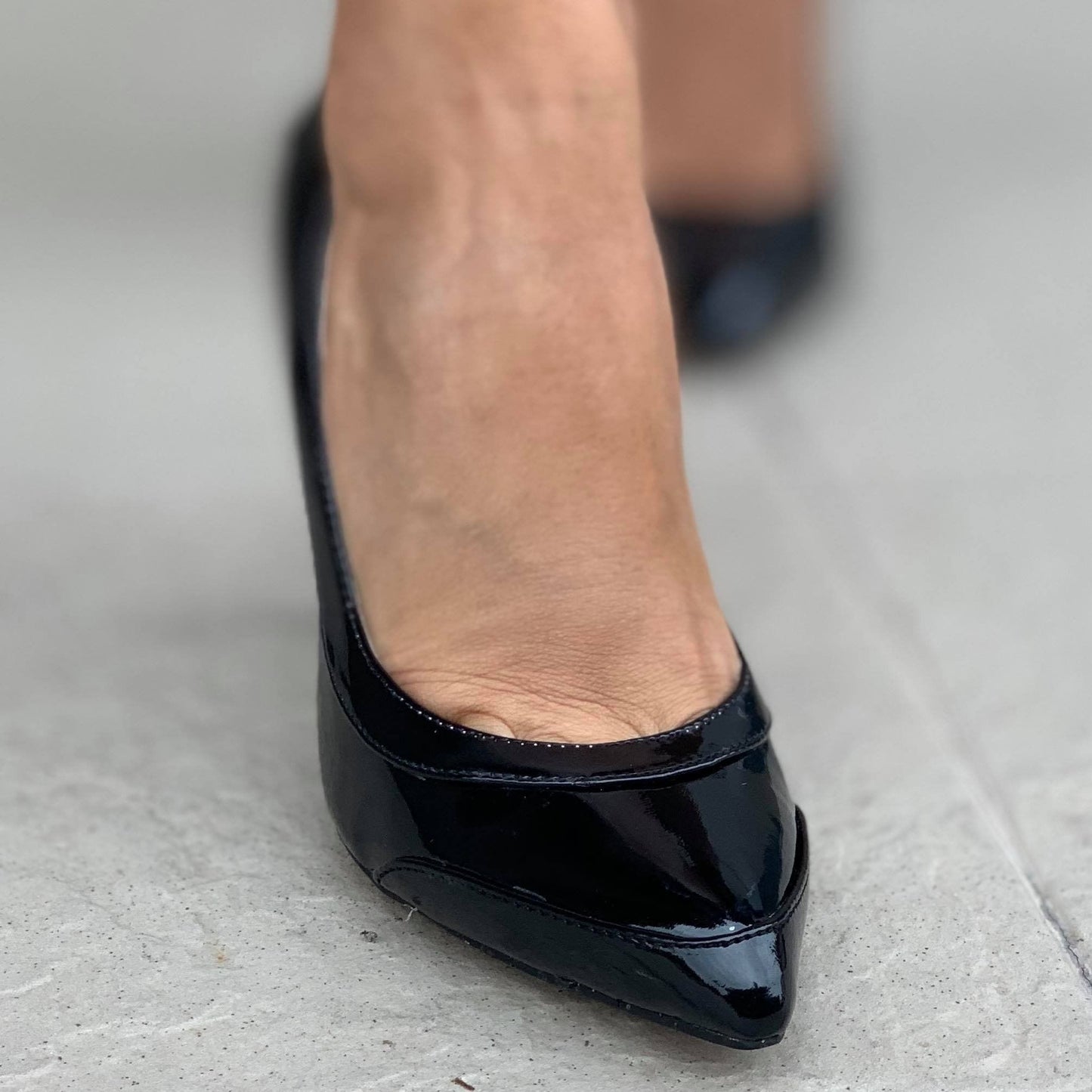 Дамски лачени черни обувки Manq - Black