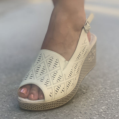 Дамски бежови сандали на платформа - Esarosa - Beige