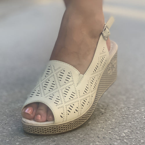 Дамски бежови сандали на платформа - Esarosa - Beige